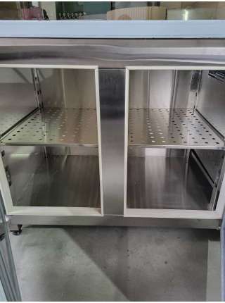 Холодильный стол 2-х дверный с гастроемкостями